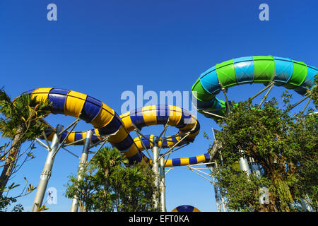 Riesigen Dschungel Tube Wasserrutschen im Wasser-Themenpark aussehen verlassen und sind perfekte Attraktionen für Jung und alt im Urlaub Stockfoto