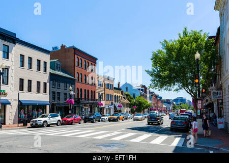 Zeigen Sie nach unten M Street NW im Zentrum von Georgetown, Washington DC, USA an Stockfoto