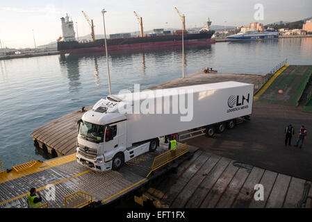 Schwerlastfahrzeug einsteigen Fähre im Hafen von Algeciras, Spanien Stockfoto