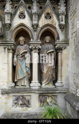 Kunstvolle Steinstatuen - Kirche des heiligen Johannes des Täufers, Frome, Somerset, England, Großbritannien Stockfoto