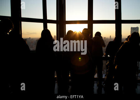 Diamant-Fuji vom Tokyo Tower am 10. Februar 2015, Tokio, Japan: Besucher anzeigen 'Diamond Fuji' vom Tokyo Tower. Die Diamond Fuji ist ein Phänomen, wo die Sonne schafft eine geheimnisvolle Form oben die Spitze des Mount Fuji bei Sonnenauf- oder Sonnenuntergang und in der Regel nur nur zweimal im Jahr Auftritt ein Juwel. In diesem Jahr konnten die Besucher fotografieren von sein Observatorium am 8. Februar bis 10. Tokyo Tower. Bildnachweis: Rodrigo Reyes Marin/AFLO/Alamy Live-Nachrichten Stockfoto
