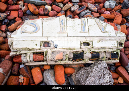 Alten Steinen und Schutt aus dem Krieg, Crosby Strand in Liverpool UK Stockfoto