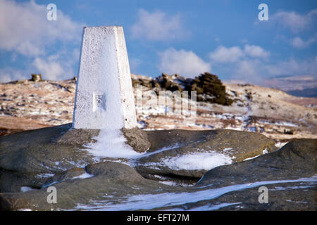 Trig Point, Kinder niedrig am südlichen Rand des Kinder Scout Plateau im Peak District im Winter Stockfoto