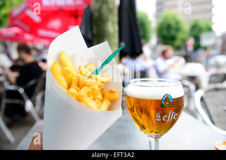 Genießen Sie kalte belgisches Bier und belgischen Pommes Frites von Maison Antoine am Place Jourdan in Etterbeek, Brüssel. Stockfoto