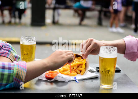 Genießen Sie kalte belgisches Bier und belgischen Pommes Frites von Maison Antoine am Place Jourdan in Etterbeek, Brüssel. Stockfoto