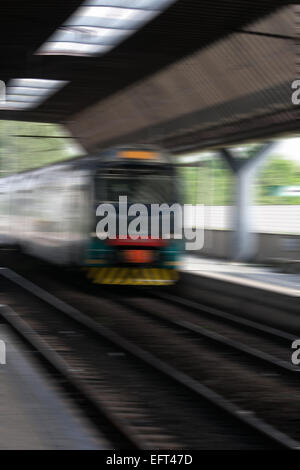 Foto eines entgegenkommenden Zuges mit Motion blur Stockfoto