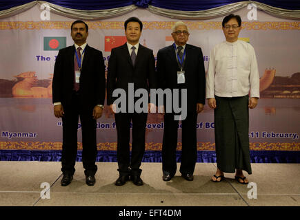 Yangon, Myanmar. 10. Februar 2015. Bangladesch-Delegationschef und Außenministerium offizielle Abdul Motaleb (1. L), Chinas Yunnan Provinz Vize-Gouverneur Gao Shuxun (2 L), indische Delegation Leader und ehemalige Botschafter Eric Gonsalves (2. R) und Myanmar stellvertretender Minister für auswärtige Angelegenheiten U Thant Kyaw Pose für Gruppenfotos bei der feierlichen Eröffnung des 12. Forum of Bangladesh, China, Indien und Myanmar (BCIM) regionale Zusammenarbeit in Yangon, Myanmar , am 10. Februar 2015. Ein vier-Länder-Forum über die regionale Zusammenarbeit startete in Myanmar Yangon Dienstag. © U Aung/Xinhua/Alamy Live-Nachrichten Stockfoto