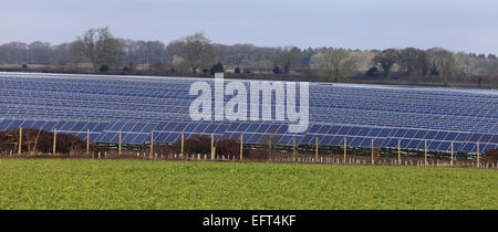 Sonnenkollektoren im Westen Raynham Solarpark in Norfolk, England, UK. Stockfoto