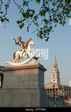 Die "Fourth Plinth" am Trafalgar Square in London, mit der Skulptur "Machtlos Strukturen Fig.101" im Jahr 2012 genannt. Stockfoto