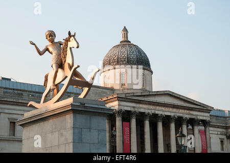 Bild zeigt die National Gallery, London, mit einer Skulptur im Vordergrund auf der "Fourth Plinth" im Jahr 2012. Stockfoto