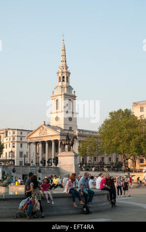 Portraitbild des Trafalgar Square in London, mit St.Martins-Kirche im Hintergrund. Stockfoto