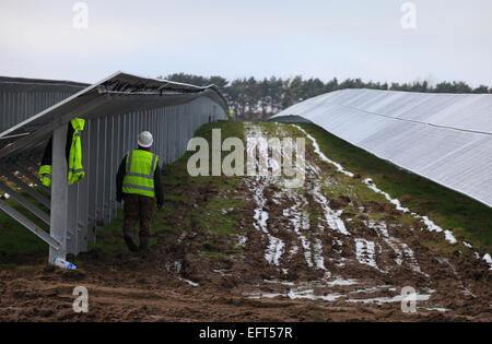 Bauarbeiter am West Raynham Solarpark in Norfolk. Seite im Aufbau. Stockfoto