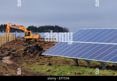 West Raynham Solarpark in Norfolk. Seite im Aufbau. Stockfoto