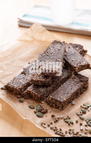 Vegan Gesundheit-Protein-Riegel mit Schokolade, Hanf, Kürbis und Sonnenblumenkernen hergestellt. Stockfoto