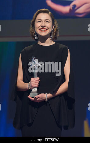 Berlin, Deutschland. 9. Februar 2015. Shootingstar Aiste Dirzyte von Litauen stellt mit seinem Award während der 65. Filmfestspiele Berlin in Berlin, Deutschland, 9. Februar 2015. Foto: Jörg CARSTENSEN/Dpa/Alamy Live News Stockfoto