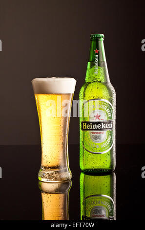 Heineken Lagerflasche mit Glas und schaumigem Kopf mit Kühleffekt Stockfoto