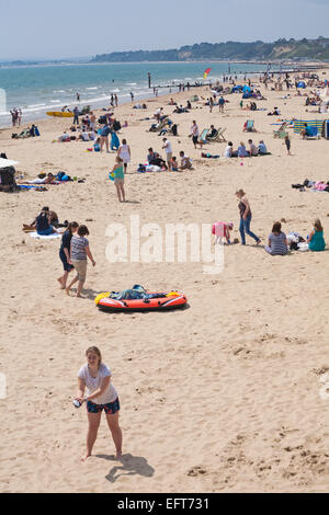 Besucher Vergnügen sich am Strand von Bournemouth im Juni Stockfoto