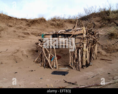 Höhle, hergestellt aus Treibholz am Strand, Saunton Sands, Devon, UK Stockfoto