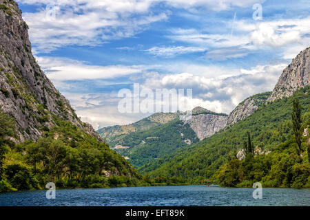 Cetina-River-Canyon ist ein Ort der schönen Landschaften. Omis, Kroatien. Stockfoto