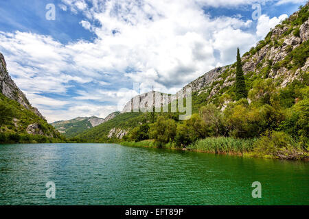 Cetina-River-Canyon ist ein Ort der schönen Landschaften. Omis, Kroatien. Stockfoto