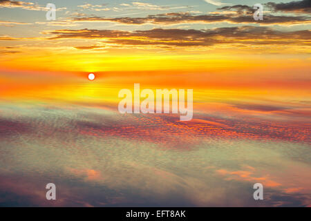 Blick aus dem Flugzeug am Himmel, Sonnenuntergang Sonne und Wolken. Stockfoto