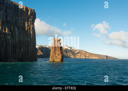 Späten Nachmittag, vulkanische Lava-Formationen am Nelsons Balg Eingang Deception Island Süd-Shetlandinseln, Antarktis, Pol Stockfoto