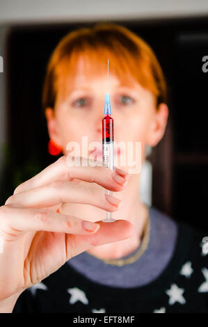 Eine Krankenschwester bereitet Injektionsspritzen mit Vitamin B12 hydroxocobalamin. Stockfoto