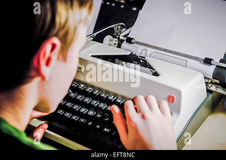 Junge Typen auf einem altmodischen mechanischen Typerighter. Stockfoto