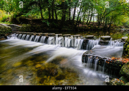 Trittsteine über den Shimna Fluss, Newcastle, die Berge von Mourne, Nordirland, die in einer Reihe von Szenen aus dem Spiel der Throne empfohlene Stockfoto