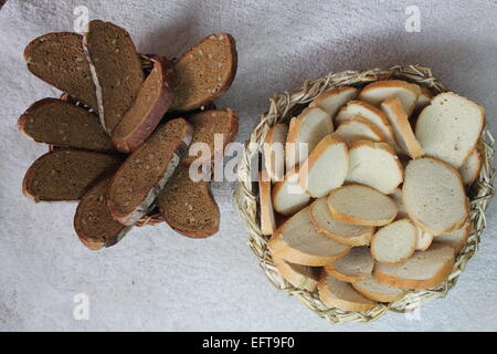 zwei vegetarische Brot aus Weizen weiß und Braun aus Roggen mit Samen Stockfoto