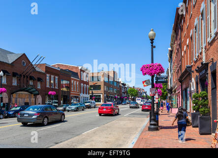 Zeigen Sie nach unten M Street NW im Zentrum von Georgetown, Washington DC, USA an Stockfoto