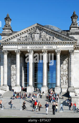 Touristen vor dem Reichstagsgebäude in Berlin - Sitz des Deutschen Bundestages... Stockfoto