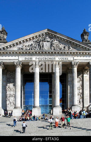 Touristen vor dem Reichstagsgebäude in Berlin - Sitz des Deutschen Bundestages. Stockfoto