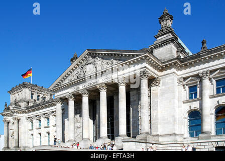 Touristen vor dem Reichstagsgebäude in Berlin - Sitz des Deutschen Bundestages. Stockfoto