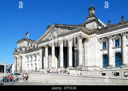 Touristen vor dem Reichstagsgebäude in Berlin - Sitz des Deutschen Bundestages. Stockfoto