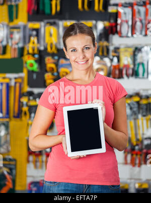 Frau, Digital Tablet in Hardware Shop Stockfoto