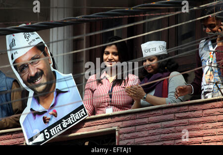 Neu-Delhi, Indien. 10. Februar 2015. Unterstützer der Aam Aadmi Party (AAP) feiern den Sieg in der Parteizentrale in Neu-Delhi, Indien, 10. Februar 2015. Indiens Anti-Transplantat AAP Dienstag Skript einen Erdrutschsieg, dezimieren des Landes herrschende Bharatiya Janata Party (BJP) in der Baugruppe in der Bundeshauptstadt in ein herber Rückschlag für Prime Minister Narendra Modi abfragt. © Partha Sarkar/Xinhua/Alamy Live-Nachrichten Stockfoto