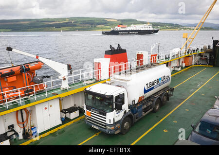 An Bord der Fähre von Lochaline auf der Isle of Mull, Schottland - mit einer anderen Fähre entlang. Stockfoto