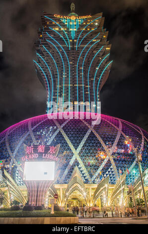 Einzigartige und farbenfrohe beleuchtete Bild der Fassade des Grand Lisboa Hotel &amp; Casino in Macau in der Nacht Stockfoto