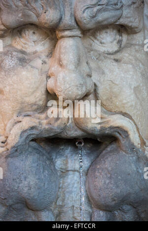 Wasser-Brunnen im Giardino Degli Aranci hautnah. Rom Italien Stockfoto