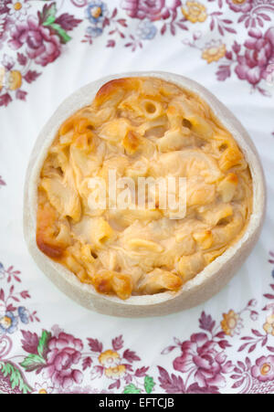 Käse und Macaroni Pie - eine schottische Delikatesse Stockfoto