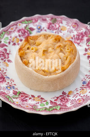 Käse und Macaroni Pie - eine schottische Delikatesse Stockfoto