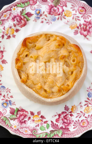 Käse und Macaroni Pie - eine schottische Delikatesse Stockfoto