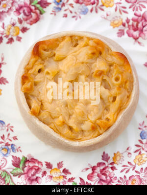 Käse und Macaroni Pie - eine schottische Delikatesse Stockfoto