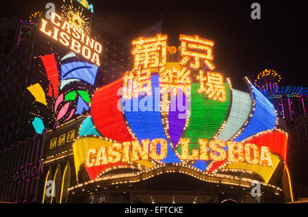 Bunt beleuchtete Bild der Fassade des Grand Lisboa Hotel &amp; Casino in Macau in der Nacht Stockfoto