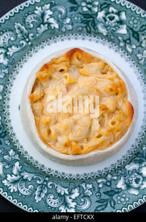 Käse und Macaroni Pie - eine schottische Delikatesse Stockfoto