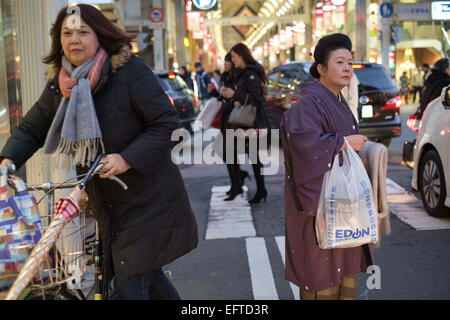 Frau im traditionellen Kimono in den zentralen Einkaufs Bezirk Teramachi und Shin Koeman Einkaufspassagen. Kyoto, Japan Stockfoto