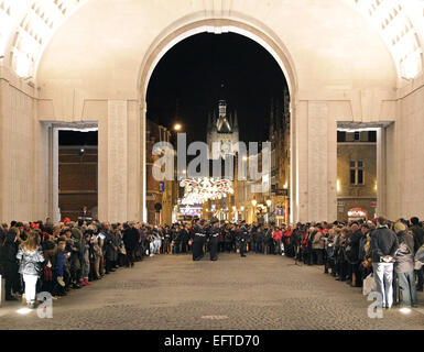 Der letzte Post Ceremony.Ypres.Every 20:00 unter das Menentor in Ieper Ypres.Belgium nachts. Stockfoto