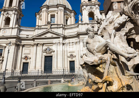 Brunnen der vier Flüsse und Kirche San Agnese auf der Piazza Navona. Rom Italien Stockfoto