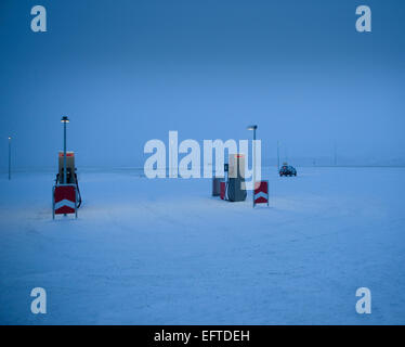 Tankstelle in der Landschaft, Winter, Island Stockfoto